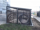 Закрытая площадка для трех мусорных баков из металлического профиля с воротами - 3