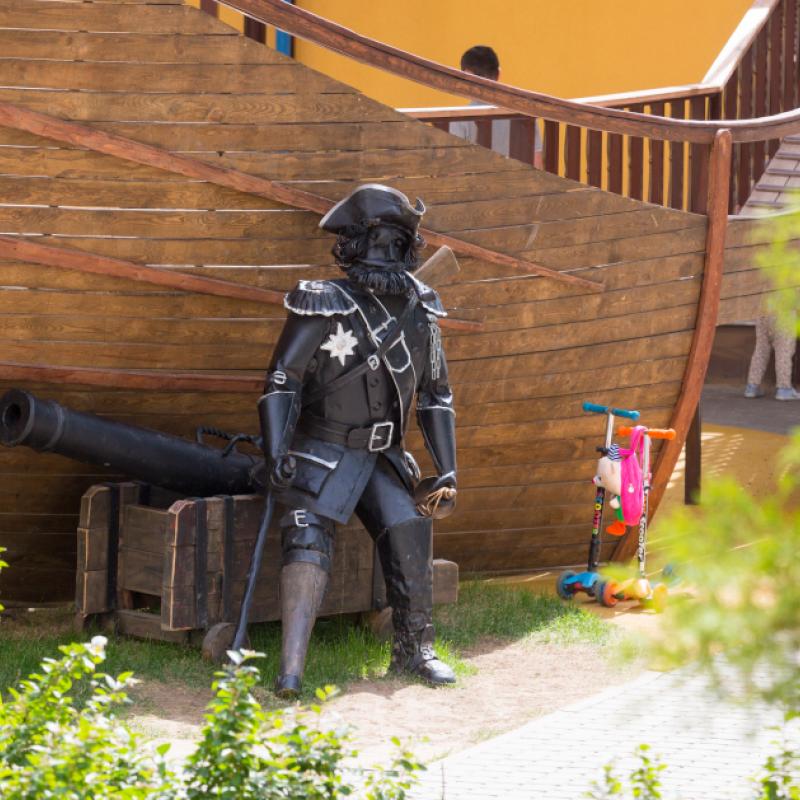 Кто не знает старика Сильвера?.. Фигуру пирата мы сделали в натуральную величину из кованого металла.
