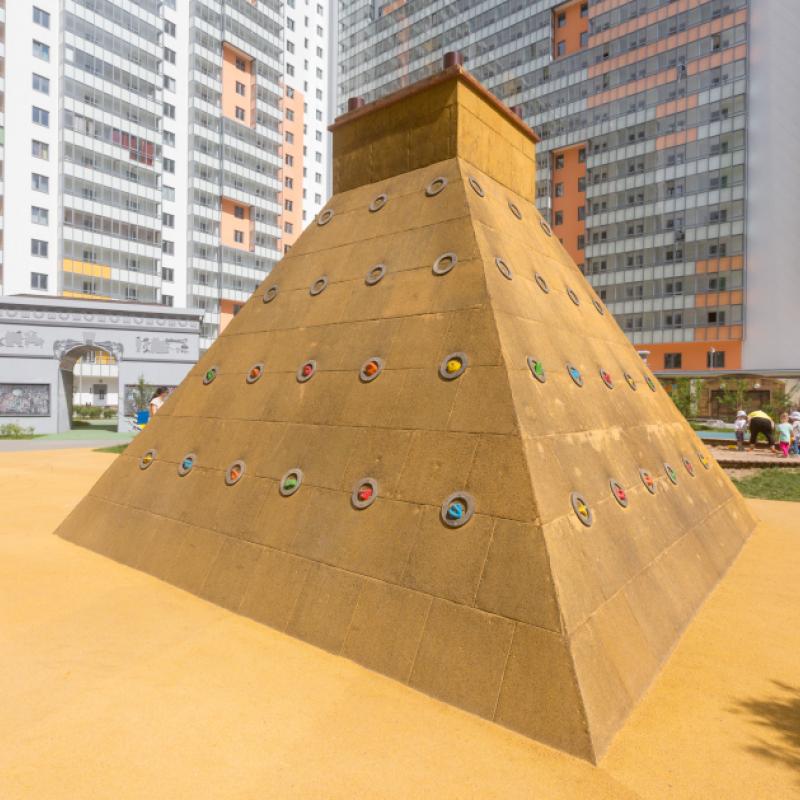 Высота пирамиды 5 метров. Это также своеобразный скалодром для детей. Поверхность оборудована опорами и покрыта терракотовой резиновой крошкой.