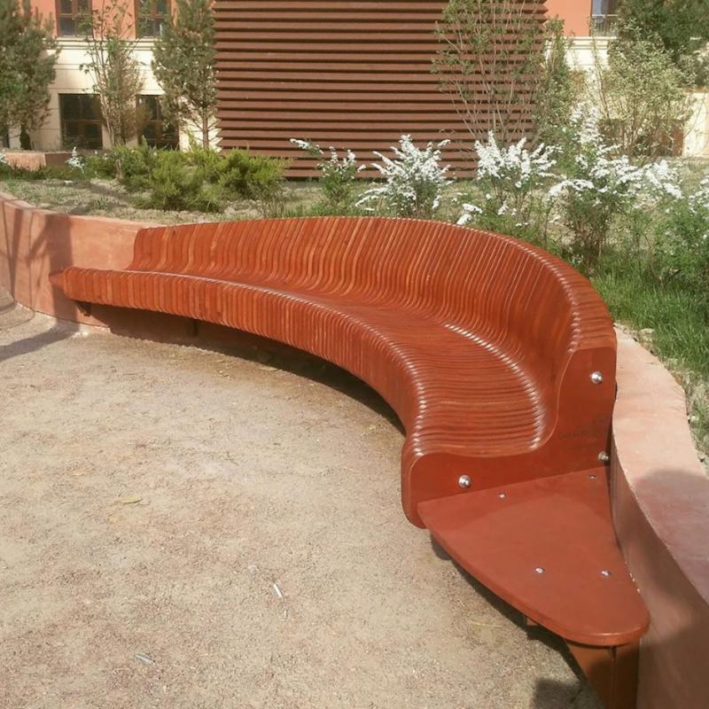 Параметрическая скамейка на бетонном криволинейном основании