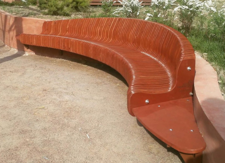 Параметрическая скамейка на бетонном криволинейном основании